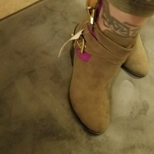 Mossimo Taupe bootie with openings between straps.